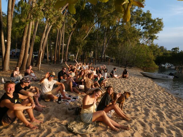 Casual Tuesday evening activities 🌅🐶⛵️ #coolbananasbackpackers #agneswater #1770sunset