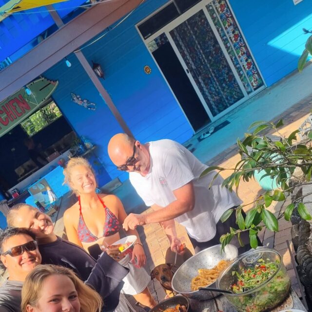 @goshiegman cooking up a storm for all the backpackers at cool bananas 🍌 😎